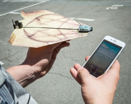 aereo di carta telecomandato con smartphone, idee regalo tecnologiche, regalo bambino